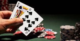 Live casino dengan dealer asli, permainan meja populer seperti blackjack, roulette, dan baccarat